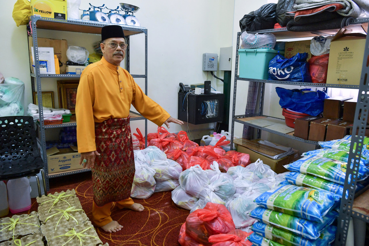 Pengerusi Masjid Ar-Rahimah Kampung Pandan, Mohd Shah Hasim menunjukkan pek makanan yang disimpan untuk diberi kepada golongan asnaf atau yang tidak berkemampuan ketika ditemui wartawan BERNAMA mengenai program Gerobok Rezeki di Masjid Ar-Rahimah, baru-baru ini. gambar BERNAMA