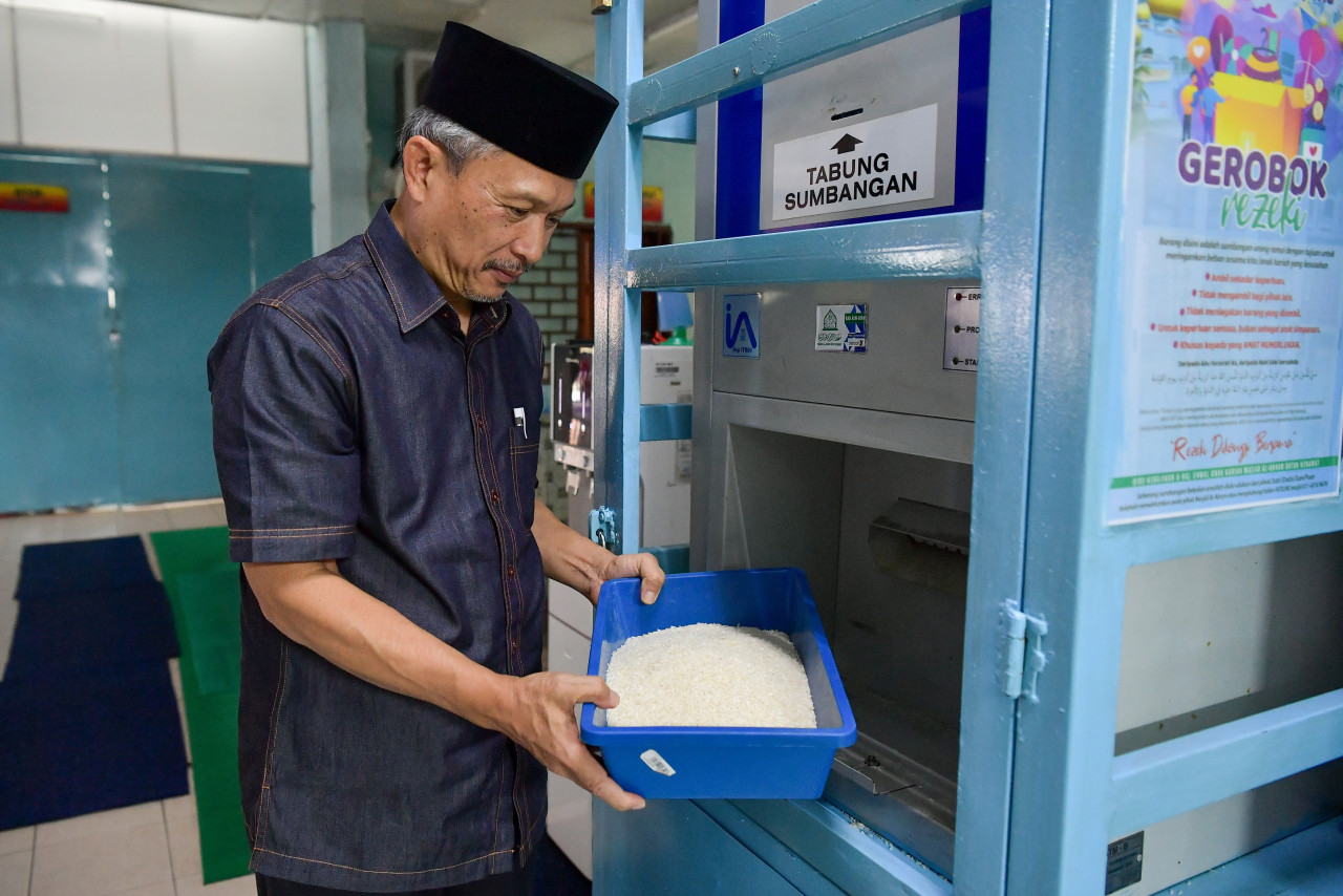 Pengerusi Masjid Al-Akram Kampung Datuk Keramat, Mejar Jeneral Datuk Ahmad Hadiatullah Maknun Ridzuan menunjukkan beras seberat tiga kilogram yang akan diberi kepada golongan asnaf yang hanya boleh diambil seminggu sekali ketika ditemui wartawan BERNAMA mengenai program Gerobok Rezeki di Masjid Al-Akram., baru-baru ini. gambar BERNAMA.