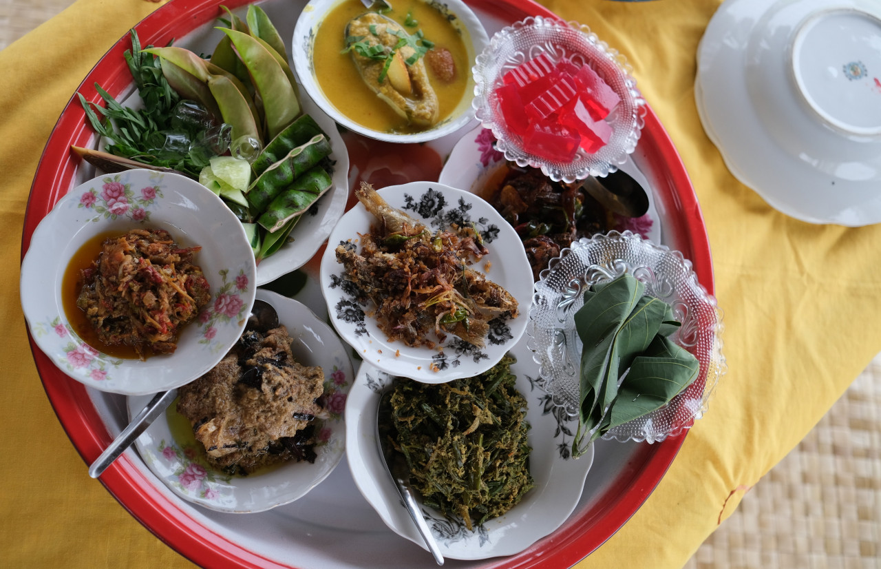 Juadah masakan kampung yang ditawarkan oleh Rumah Atap Kuning dihidangkan di dalam talam, antaranya gulai lemak ikan patin bersama tempoyak, gulai ayam kicap, ayam rendang daun puding, gulai itik, rendang pucuk paku taik minyak, asam pedas telur itik, gulai lemak telur itik dengan belimbing buluh, puyuh salai, ikan pekasam, sambal gesek dan ulam-ulaman. – gambar BERNAMA