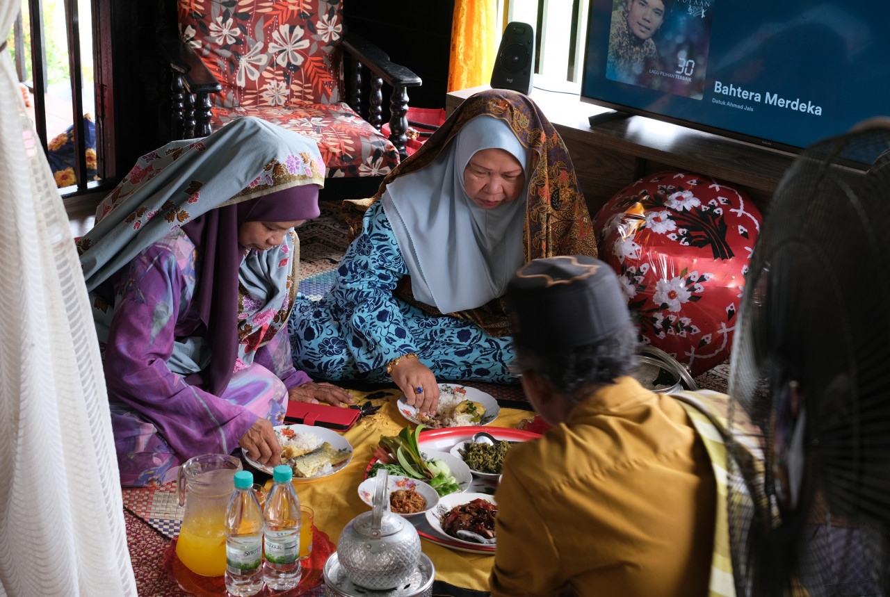 Pengunjung boleh menikmati hidangan masakan kampung dengan duduk bersila atau bertimpuh di atas lantai. - gambar BERNAMA