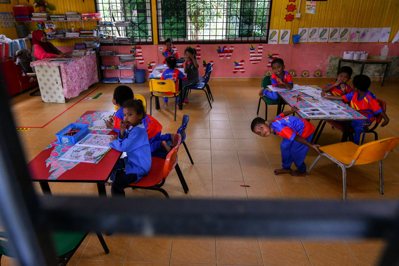 Anak-anak Orang Asli suku kaum Mendriq tidak ketinggalan untuk mengikuti sesi pembelajaran di Taman Bimbingan Kanak-kanak, Jabatan Kemajuan Masyarakat  ketika ditemui di Kampung Lah baru-baru ini. gambar BERNAMA