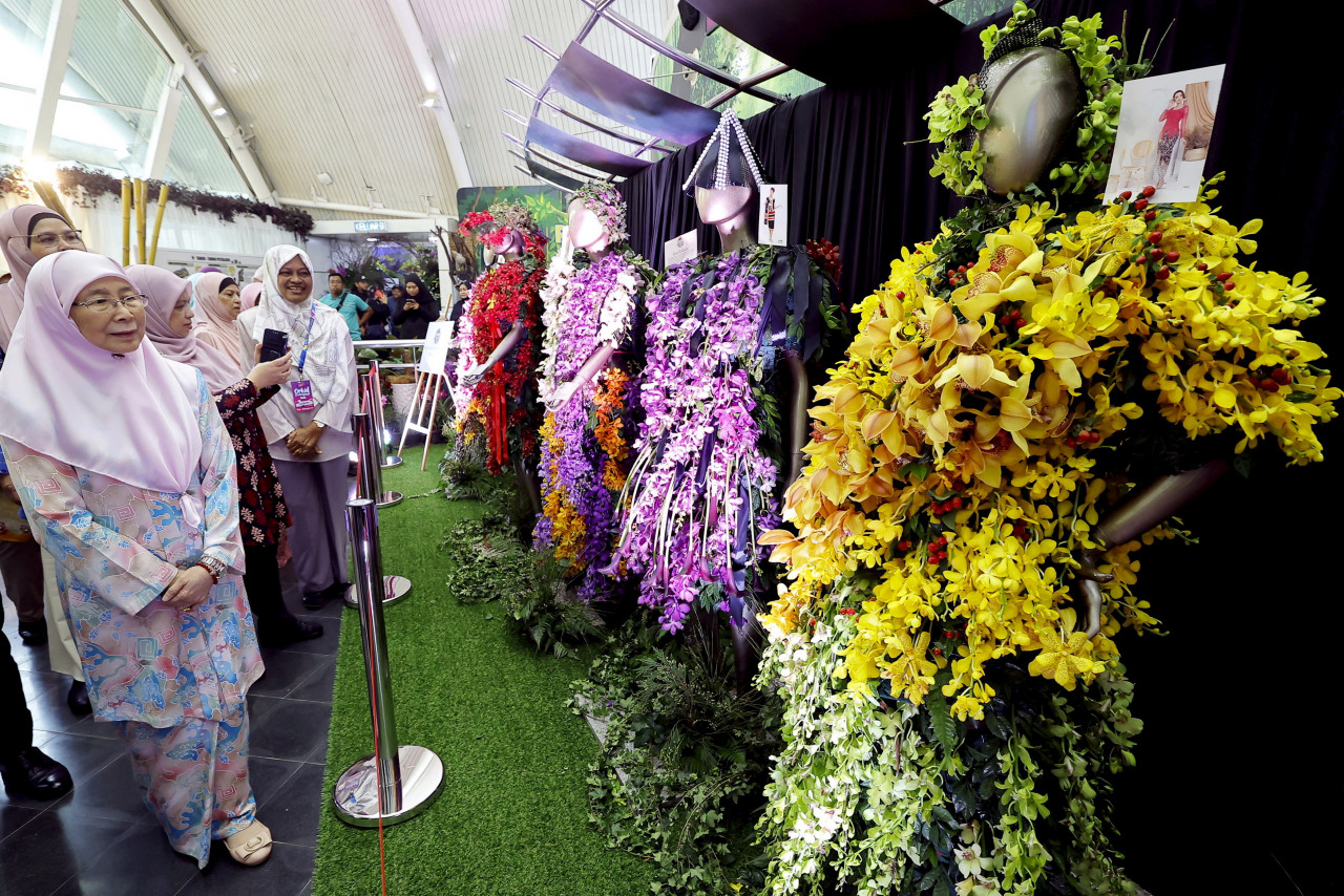 Isteri Perdana Menteri Datuk Seri Dr Wan Azizah Wan Ismail (kiri) melihat pelbagai jenis orkid yang dipamerkan semasa hadir pada perasmian Orkid Putrajaya 2023 di Taman Botani hari ini. -gambar BERNAMA
