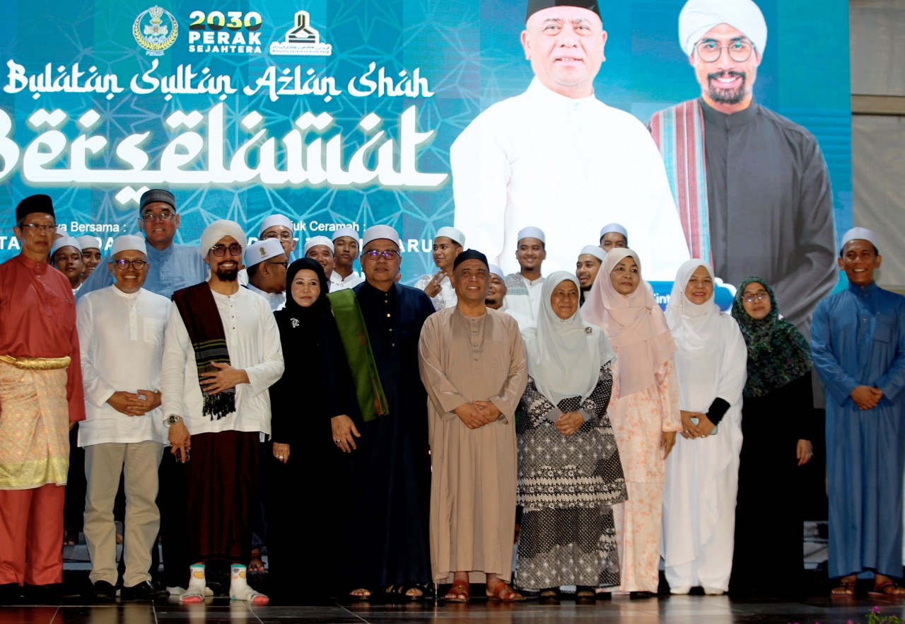Menteri Besar Perak Datuk Seri Saarani Mohamad (enam, kanan) bergambar beramai-ramai pada Program BSAS Berselawat dan Berzikir bersama Al-Fadhil Ustaz Don Daniyal Don Biyajid (tiga, kiri) Peringkat Negeri Perak 2024 di Bulatan Sultan Azlan Shah, Meru malam tadi. - gambar BERNAMA