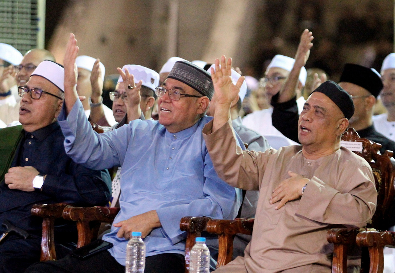 Menteri Besar Perak Datuk Seri Saarani Mohamad (kanan) turut berselawat pada Program BSAS Berselawat dan Berzikir bersama Al-Fadhil Ustaz Don Daniyal Don Biyajid Peringkat Negeri Perak 2024 di Bulatan Sultan Azlan Shah, Meru malam tadi. - gambar BERNAMA