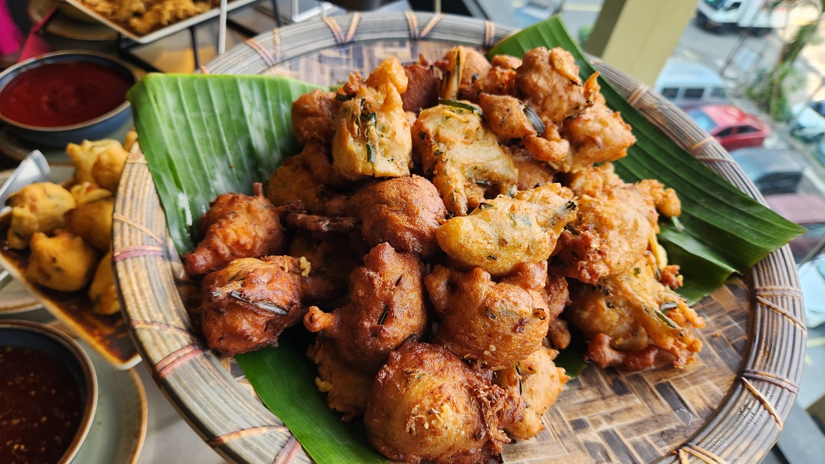 Kaunter yang menghidangkan pelbagai jenis cucur rangup juga ada di sini. - Gambar Fairfield by Marriot Kuala Lumpur