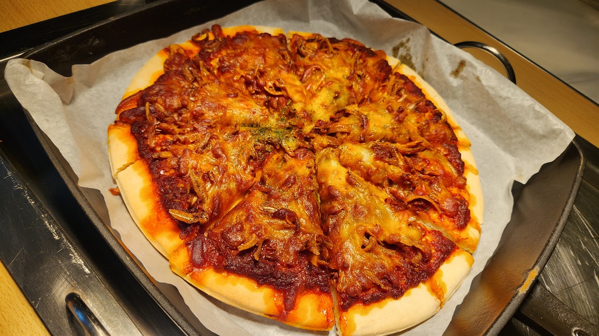 Pizza sambal ikan bilis. - Gambar Fairfield by Marriot Kuala Lumpur