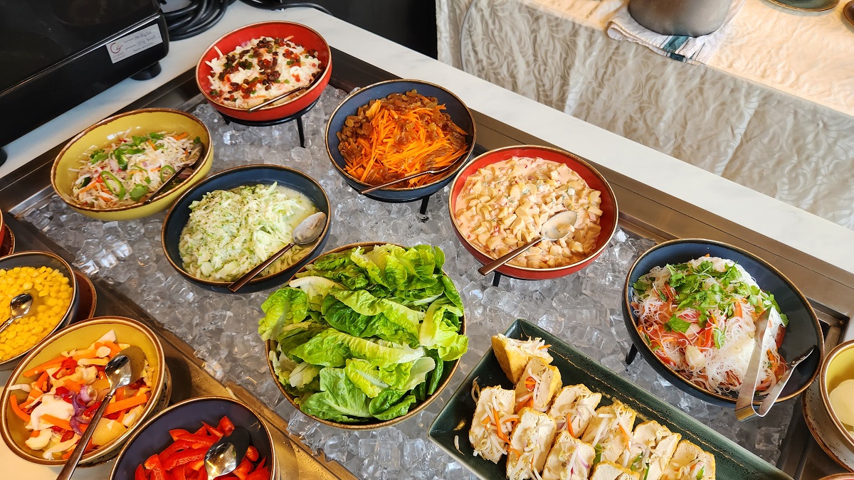 Jenguklah ke kaunter ‘hijau’ yang menawarkan pelbagai jenis salad segar dan ulam-ulaman. - Gambar Fairfield by Marriot Kuala Lumpur 