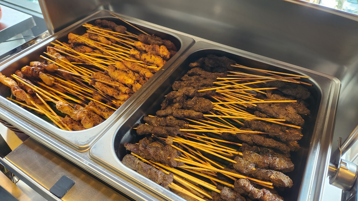 Fairfield turut menghidangkan sate daging dan ayam yang lazat. - Gambar Fairfield by Marriot Kuala Lumpur