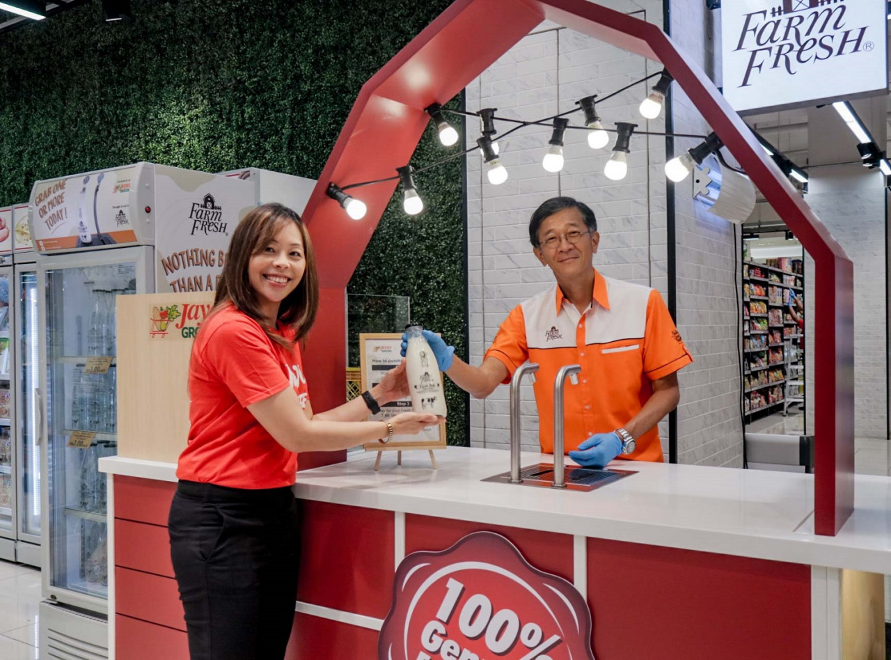 Ketua Pegawai Eksekutif Jaya Grocer, Adelene Foo (kiri), dan Pengasas dan Ketua Pegawai Eksekutif Farm Fresh, Loi Tuan Ee (kanan), di kiosk yang melayani pelanggan - Gambar ihsan Ming, KH & Associates Sdn Bhd