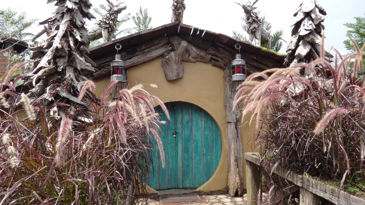Di Rumah Hobbit ini, bolehlah pengunjung berimaginasi kononnya berada di hadapan rumah Frodo dan Bilbo Baggins, watak filem 'The Lord Of The Rings'.