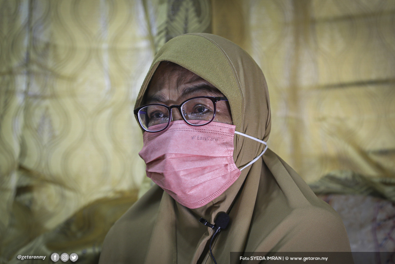 Fauziah Rozali mengalir air mata ketika menceritakan mengenai arwah suaminya.