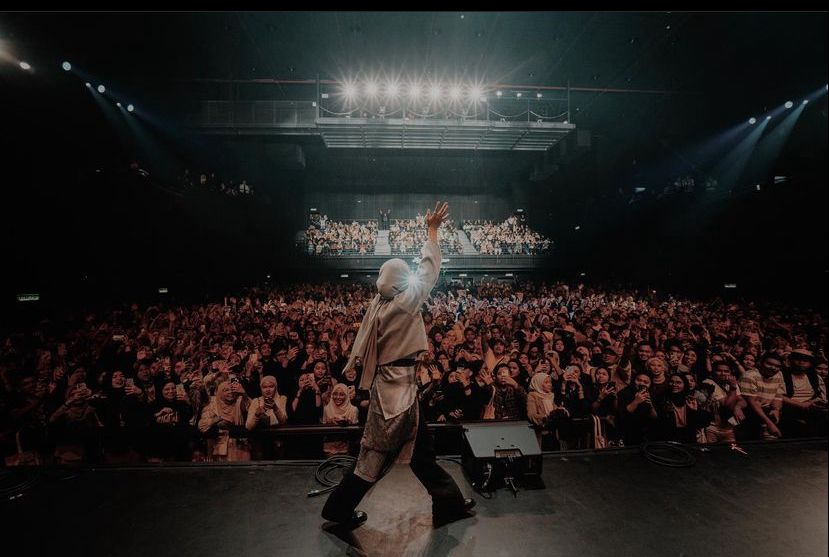 Feby menyanyikan 12 lagu ciptaannya sendiri seperti Liar Angin, Tanpa Pamrih, Cahaya, Dera, Rantau, Awal sehinggalah lagu popularnya Halu, Usik dan Runtuh.
