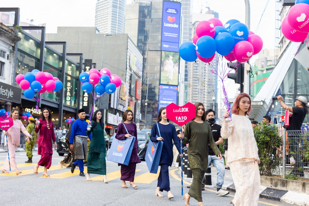 Menampilkan rekaan elegan busana baju kurung dan kebaya berinspirasi moden, sebanyak 10 koleksi jenama tempatan diperagakan di laluan sepanjang 500 meter, bermula di Bukit Bintang sehingga ke pentas akhir di CommonsKL.