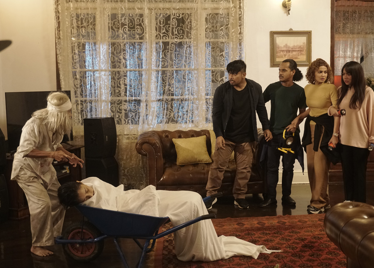 Menampilkan pelakon handalan seperti Nora Danish, Rita Rudaini dan Vanidah Imran, 'Sumpahan Malam Raya' berkisar kepada empat sahabat, Syawal, Tania, Adam dan Misha yang mengusahakan sebuah inap desa berhantu
