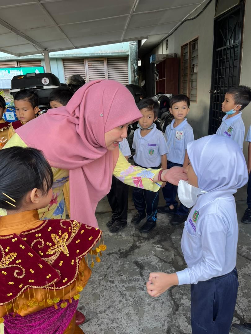 Fadhlina berbual dengan salah seorang murid di SK Semenyih.