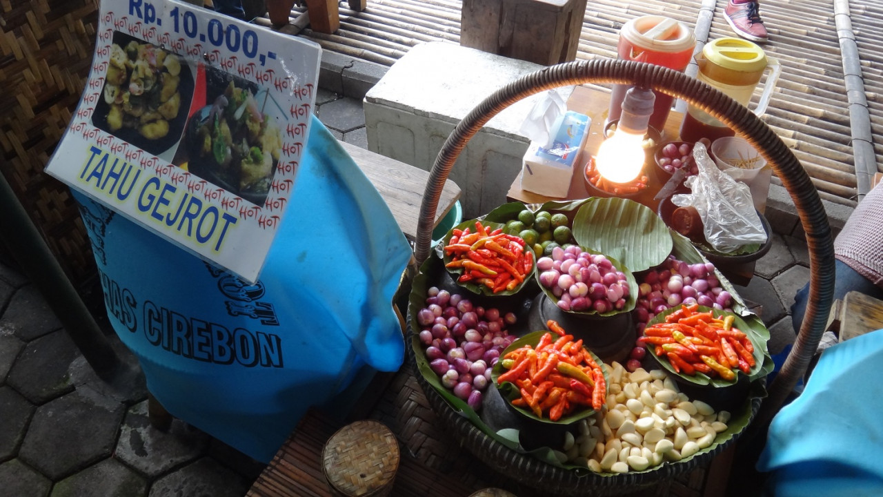 Antara makanan yang boleh dibeli ialah bakso bakar, tahu susu Lembang, gado-gado, lontong kari sapi dan banyak lagi.