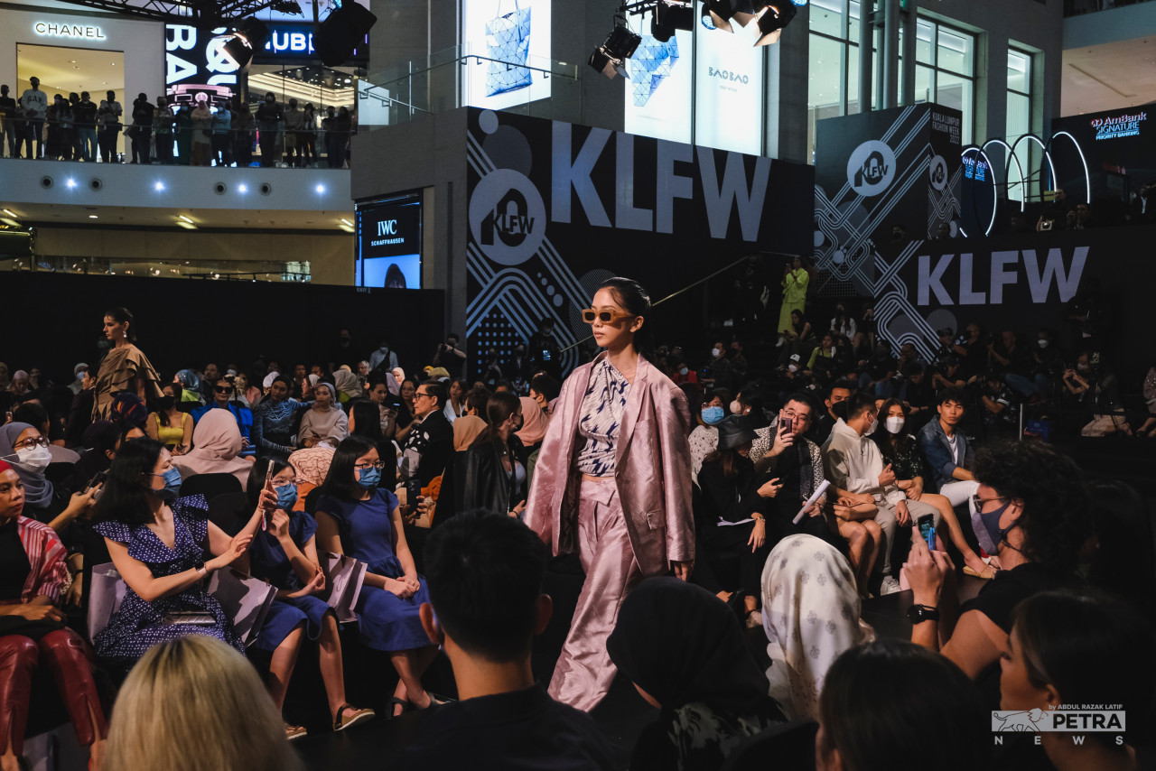 #KLFW22 gamat dengan kehadiran penonton, baik di dalam majlis, mahupun di setiap aras Pavilion KL - Gambar oleh Abdul Razak Latif
