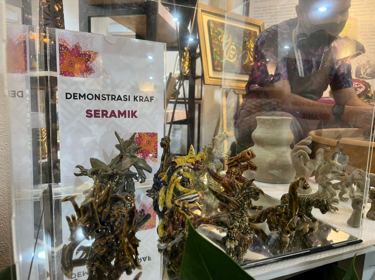Untuk menarik minat anak muda terhadap seni tradisional ini, Izzudin menzahirkan kreativitinya itu dengan menghasilkan figura (patung aksi) daripada siri animasi terkenal