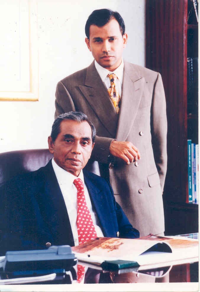 Pengasas, Datuk Haji Habib bersama anaknya, Datuk Seri Meer Habib, Pengerusi Habib