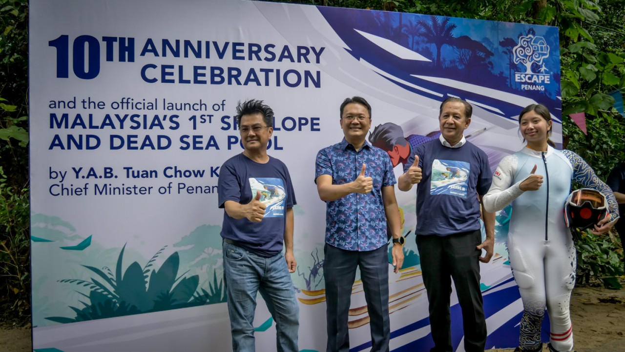 Merasmikan pelancaran Cerun Ski Pertama Malaysia: (dari kiri) Sim Choo Kheng; Yeoh Soon Hin; Datuk Abdul Halim Hussain; Aruwin Salehhuddin