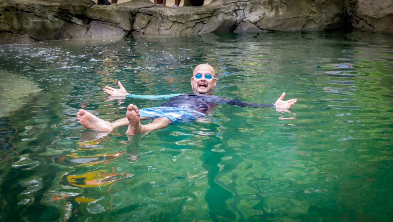 Harith Iskander turut mencuba kehebatan Kolam Laut Mati sebagai simbolik kepada perasmian tarikan terbaharu ini