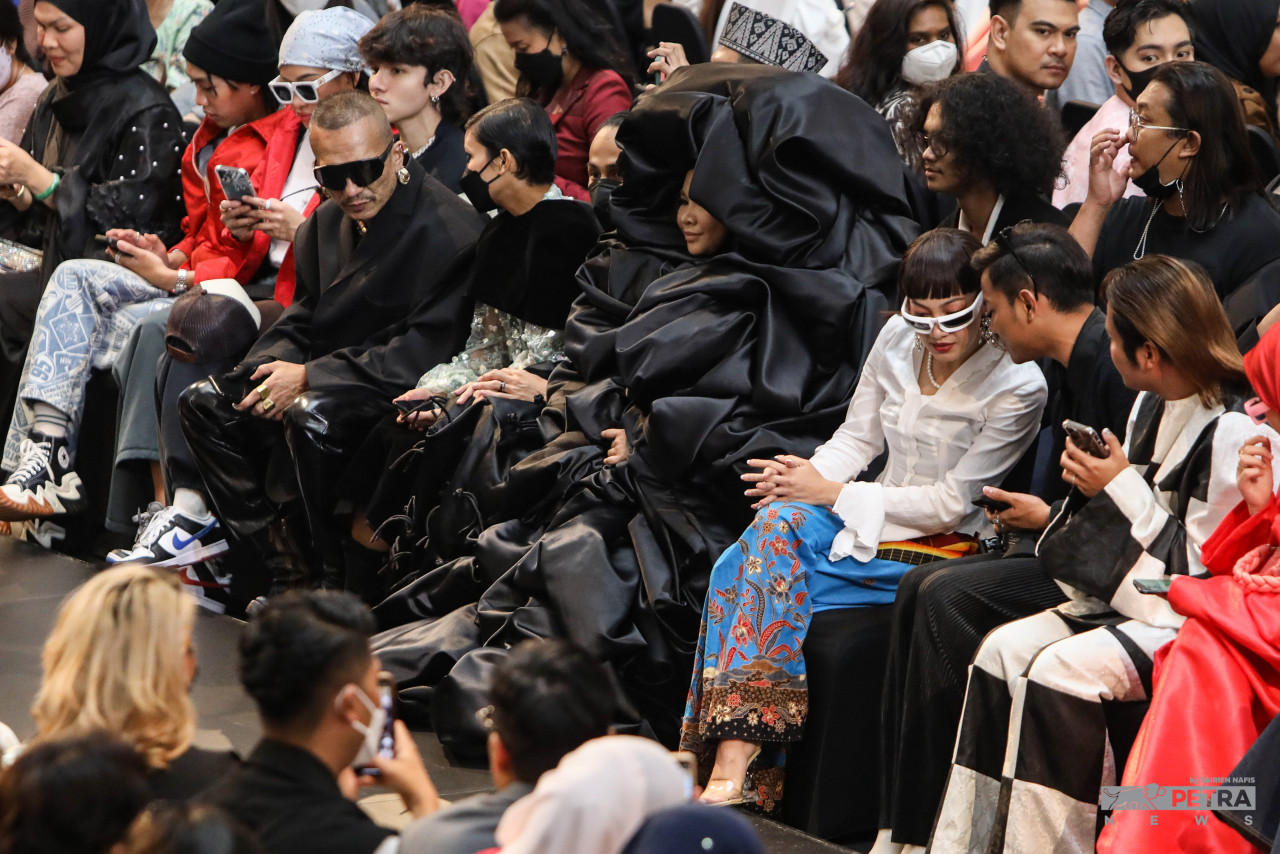 Aina Abdul sekali lagi menarik perhatian dengan menyarung busana extravaganza rekaan Behati - Gambar oleh Sairien Nafis