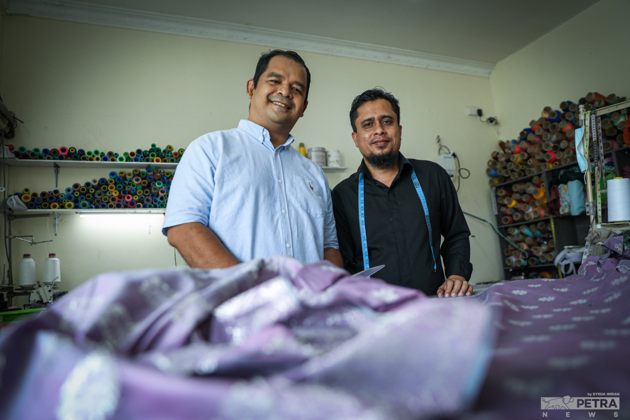 Fauzi bersama salah seorang pekerjanya, Iqbal Hossain