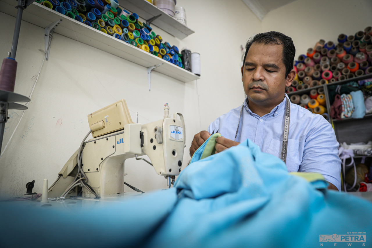 Sebelum membuka Norazura Tailor, Fauzi pernah bekerja dengan syarikat minyak gergasi seperti Shell & Petronas 
