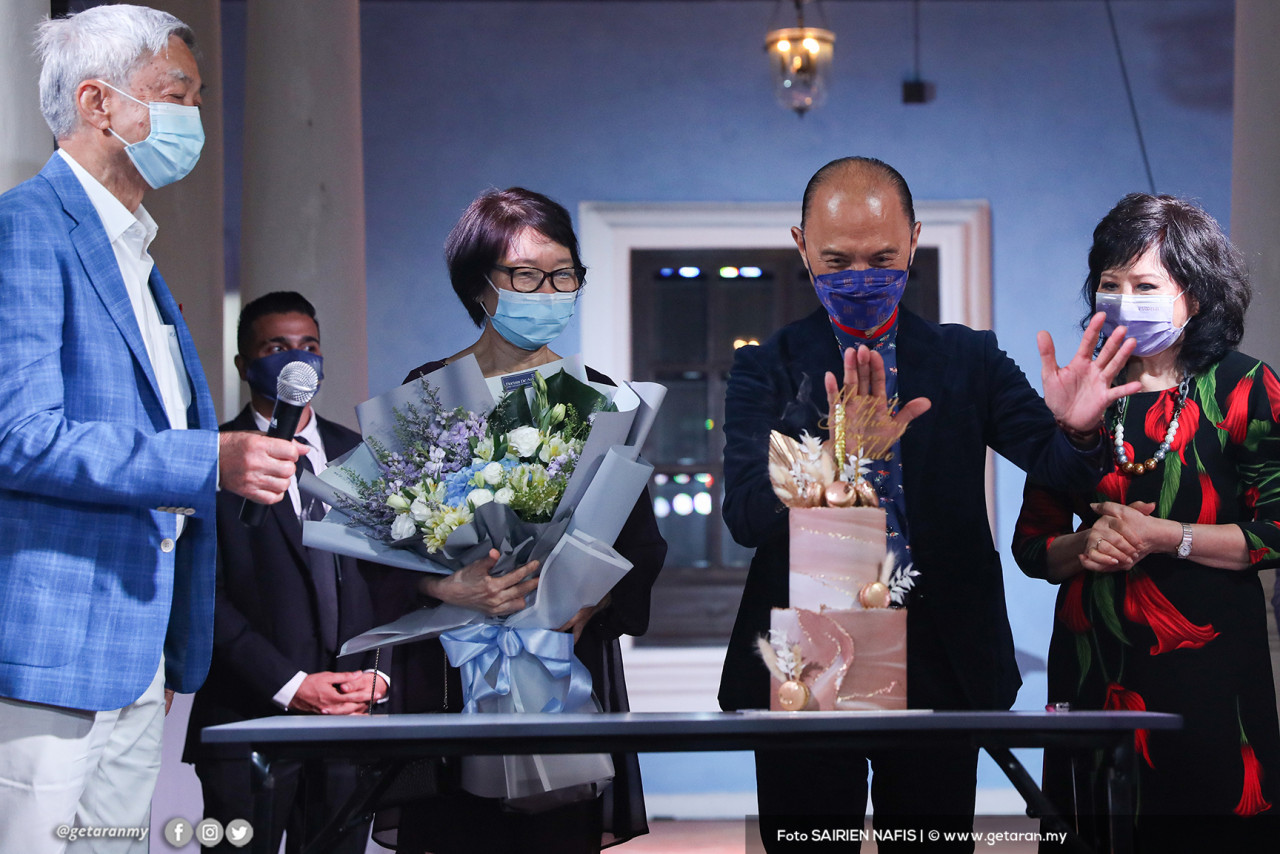 Tetamu terhormat, Datuk Jimmy Choo turut diraikan sempena ulang tahunnya yang ke-73 tahun.