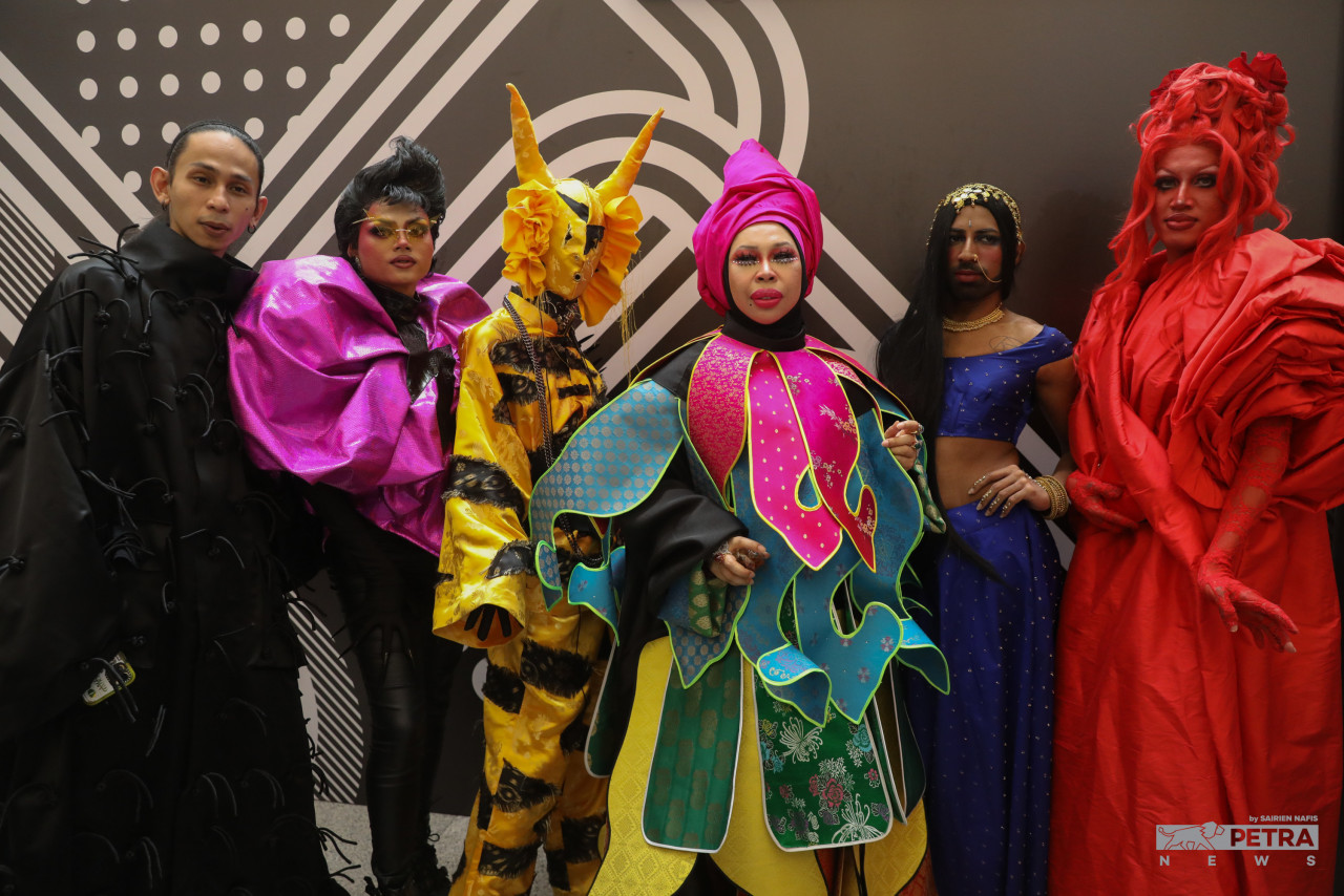 DS Vida tidak melepaskan peluang bergambar bersama artis-artis ‘drag’ di belakang pentas #KLFW2022 - Gambar oleh Sairien Nafis