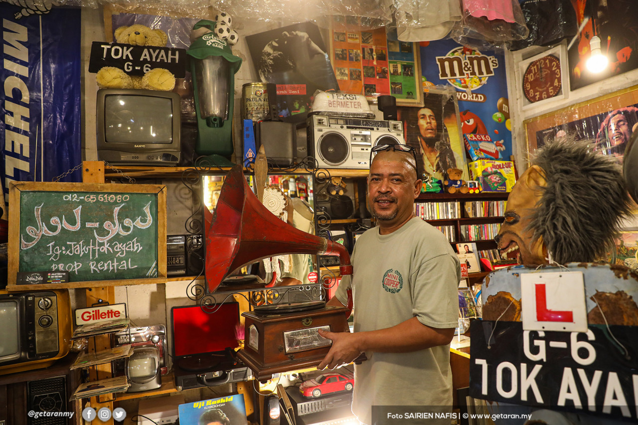 Tok Ayah Hisam bersama gramaphone kesayangannya