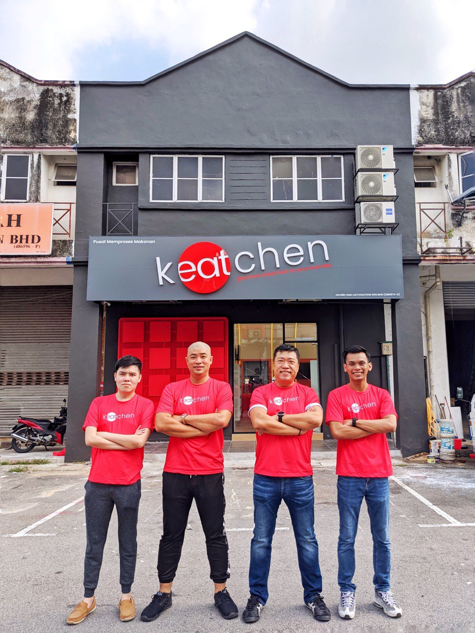Encik Kim (tiga dari kiri) bersama pengasas-pengasas kEATchen