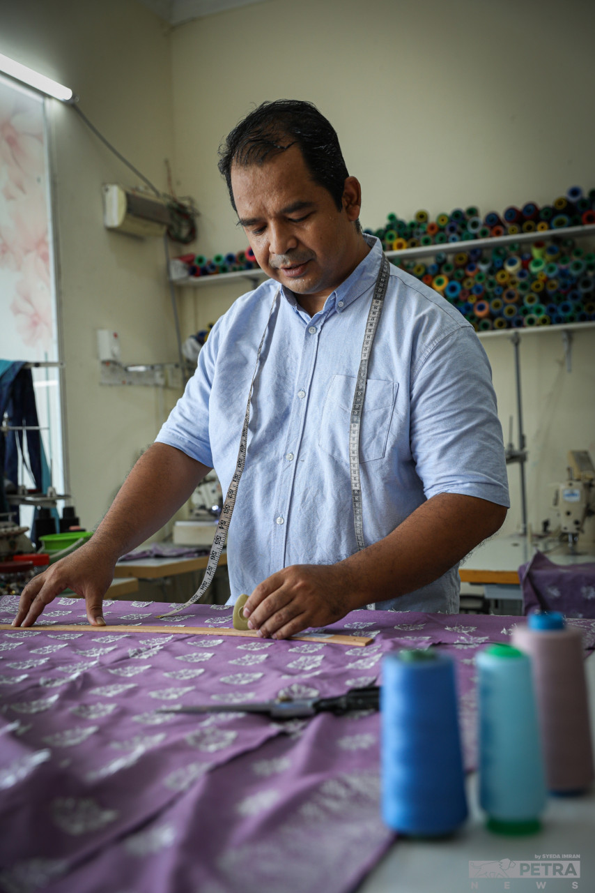 Kini Fauzi lebih senang dan bahagia bekerja sendiri di butik kecilnya yang terletak di Kampung Paya Jaras, Sungai Buloh, Selangor