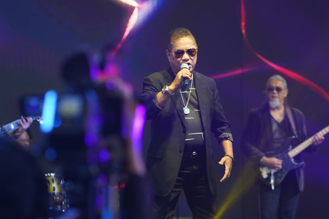Fredo menyanyikan lagu Mengapa Perpisahan Yang Kau Pinta, Kenangan Lalu dan Where Is My love. 