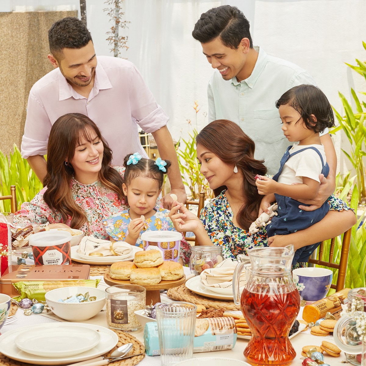 Semangat untuk menyambut Syawal jelas terpancar di wajah Juliana dan Tasha sekeluarga. - Gambar Marks & Spencer