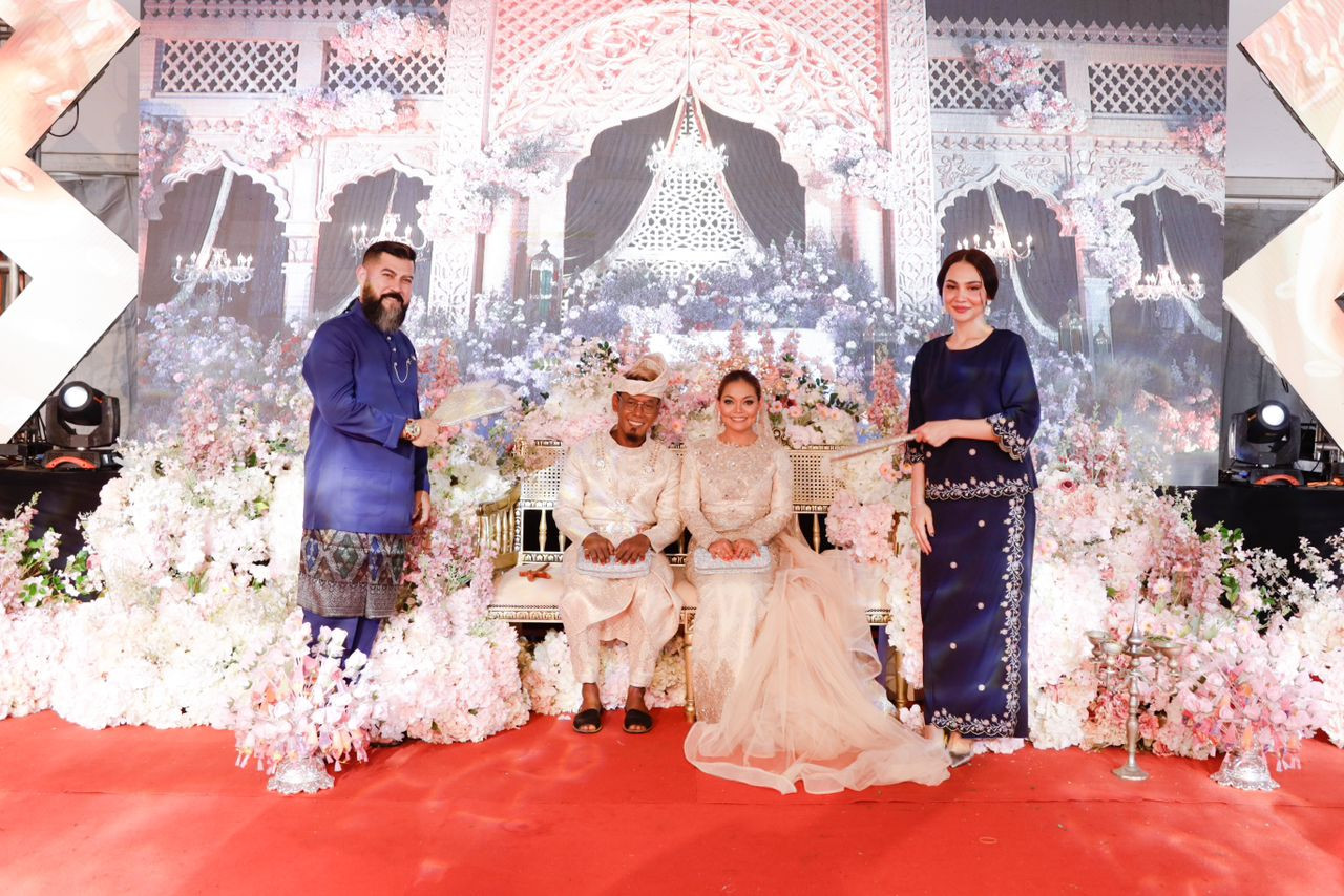 Pasangan itu mengambil pentas utama acara Foodstival dengan hiasan pelamin yang cukup mewah sambil diraikan oleh ribuan tetamu yang hadir