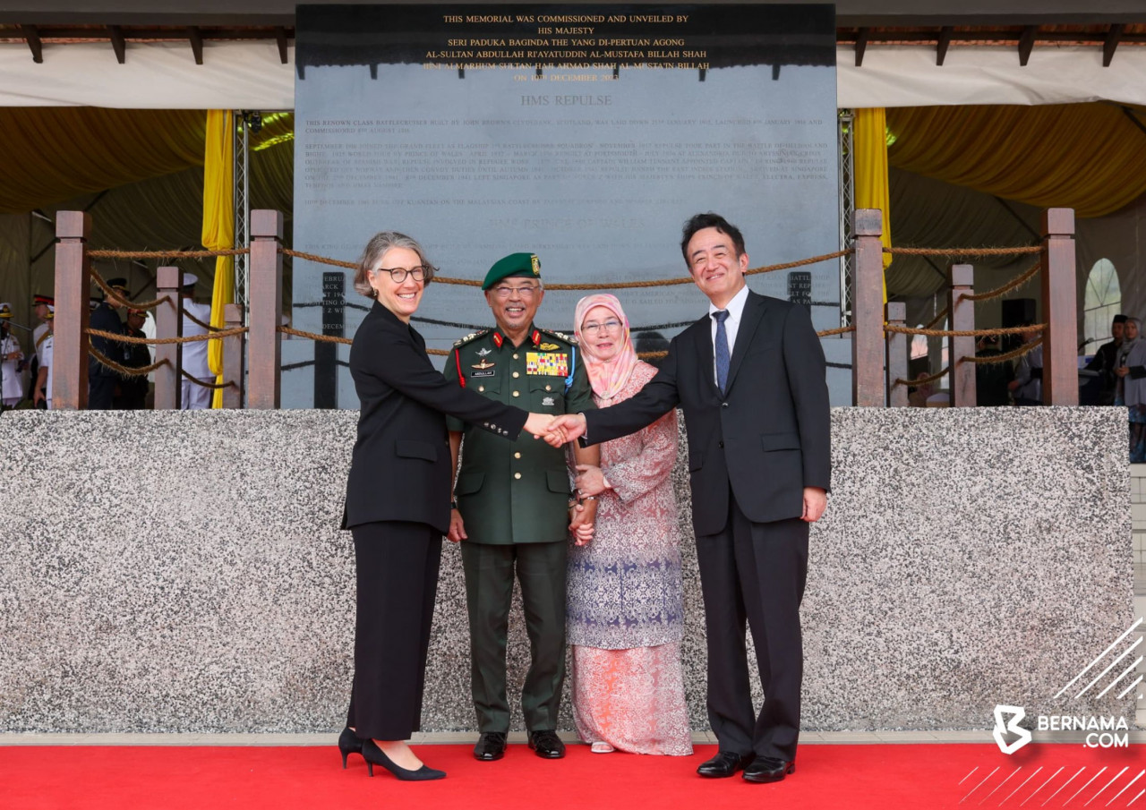 Reaksi Yang di-Pertuan Agong Al-Sultan Abdullah Ri'ayatuddin Al-Mustafa Billah Shah dan Raja Permaisuri Agong Tunku Azizah Aminah Maimunah Iskandariah ketika Pesuruhjaya Tinggi British ke Malaysia Ailsa Terry bersalaman dengan Duta Jepun ke Malaysia Katsuhiko Takahashi ketika mencemar duli berangkat tiba ke Tugu HMS Repulse dan HMS Prince of Wales. – gambar BERNAMA