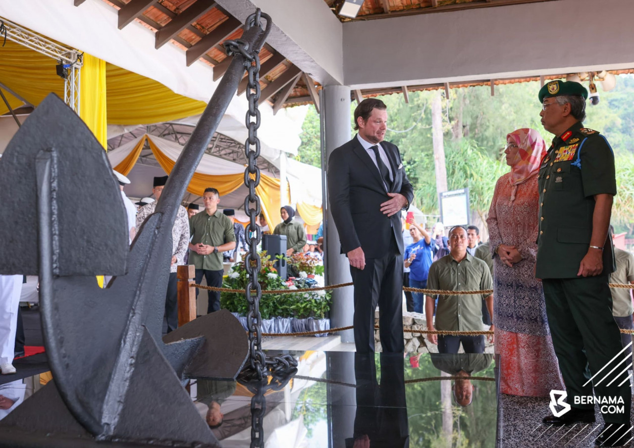 Yang di-Pertuan Agong Al-Sultan Abdullah Ri'ayatuddin Al-Mustafa Billah Shah berkenan mendengar penerangan daripada Datuk Edward Unwin ketika berangkat ke Tugu HMS Repulse dan HMS Prince of Wales. – gambar BERNAMA