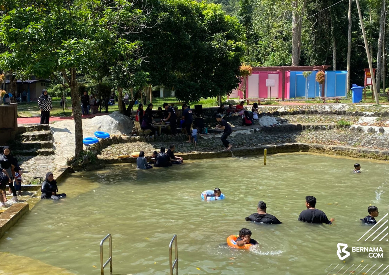 Pengunjung memanfaatkan air dari sumber semula jadi untuk mandi manda. - gambar BERNAMA