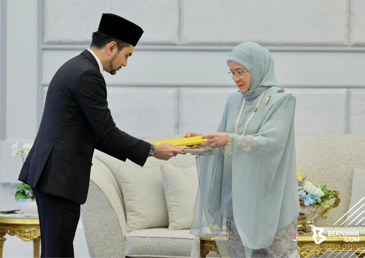 Timbalan Menteri Pelancongan, Seni dan Budaya Khairul Firdaus Akbar Khan ketika menyerahkan anugerah itu kepada Raja Permaisuri Agong Tunku Azizah Aminah Maimunah Iskandariah di Istana Negara. - gambar BERNAMA
