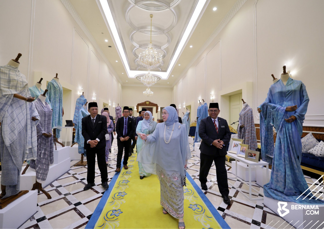 Raja Permaisuri Agong Tunku Azizah Aminah Maimunah Iskandariah menunjukkan hasil batik dalam koleksi baginda. - gambar BERNAMA
