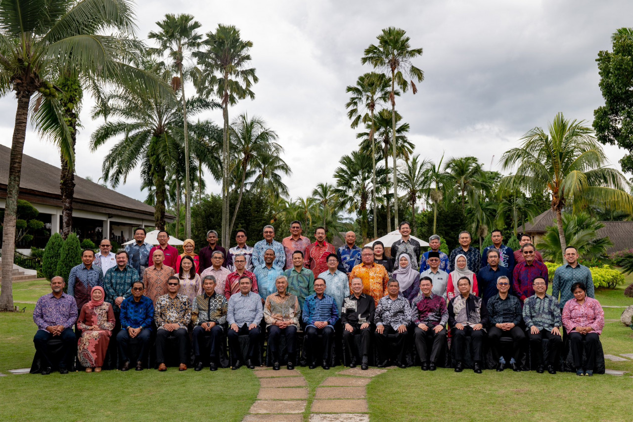 Perdana Menteri, Datuk Seri Anwar Ibrahim bergambar kenangan bersama-sama Jemaah Menterinya dan pegawai kanan kerajaan pada Pemukiman Anggita Jemaah Menteri Kerajaan Perpaduan 2024, di Cyberjaya. - gambar PMO