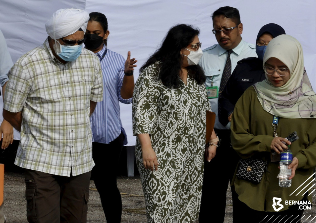 Waris mangsa nahas udara di Kapar petang semalam berada di Jabatan Forensik HTAR sementara menunggu mayat mangsa selesai dibedah siasat. - gambar BERNAMA