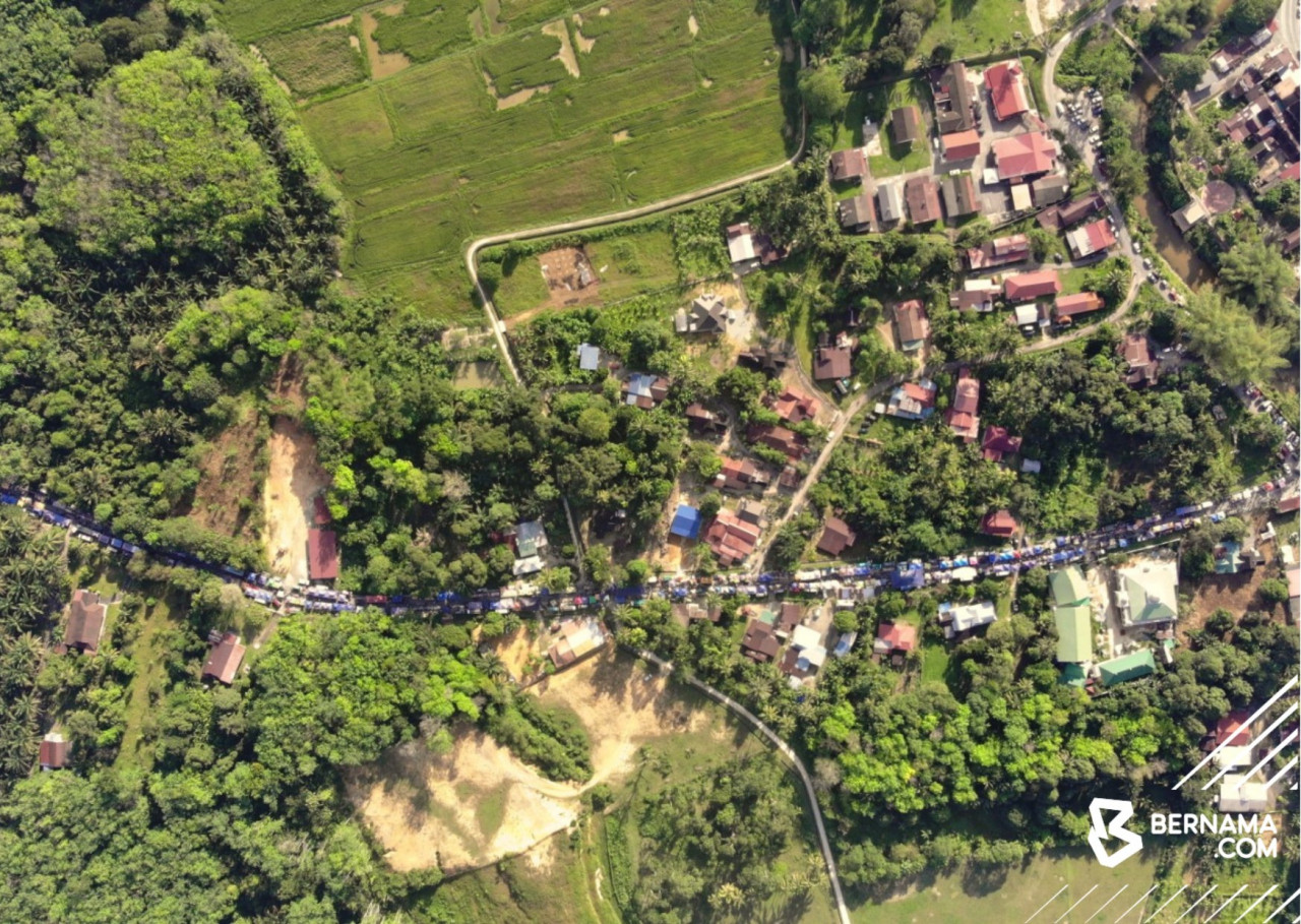Pekan Jumaat Sungai Bayor membabitkan satu laluan sepanjang lebih dua kilometer di jalan Kampung Sungai Bedarah. - gambar BERNAMA