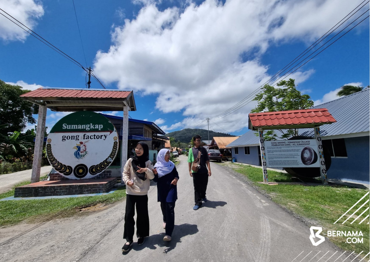 Pengunjung juga boleh melihat sendiri seni pembuatan gong di Kampung Sumangkap. - gambar BERNAMA