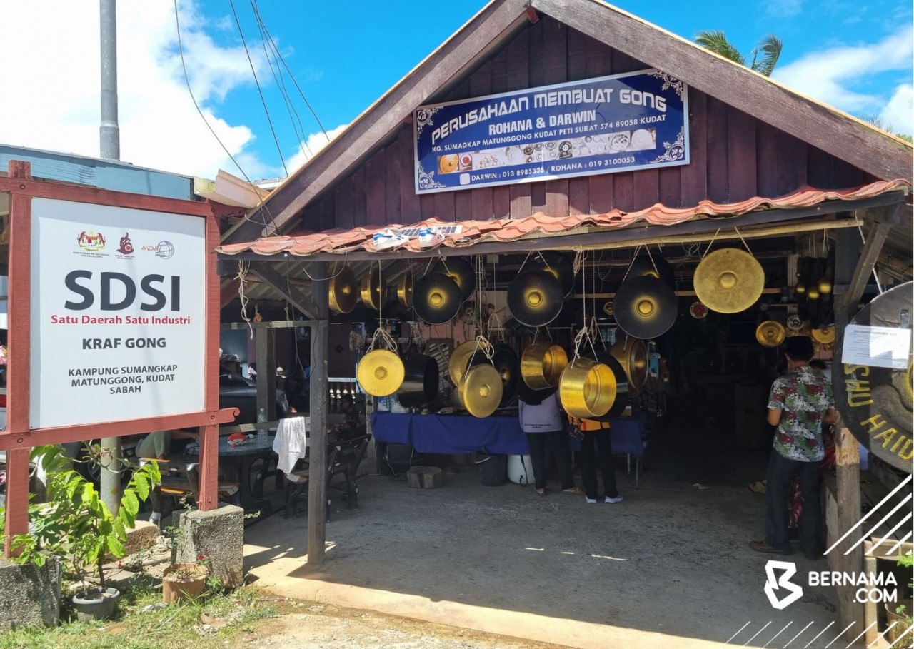 Pelbagai jenis gong boleh dibeli melalui pengusaha di Kampung Sumangkap. - gambar BERNAMA