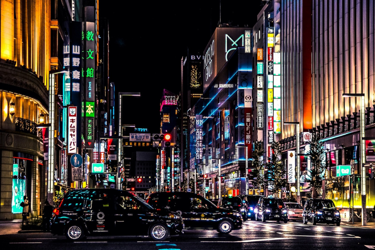 Ujian mendapati lampu halida logam mempunyai kesan mencantikkan semua jenis gincu. - Gambar Unsplash