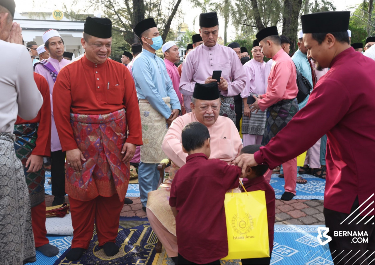 Raja Perlis Tuanku Syed Sirajuddin Jamalullail berkenan bersalaman dengan jemaah selepas menunaikan solat sunat Aidilfitri di Dataran Istiadat, Istana Arau hari ini. Turut berangkat Raja Muda Perlis Tuanku Syed Faizuddin Putra Jamlullail. - gambar BERNAMA