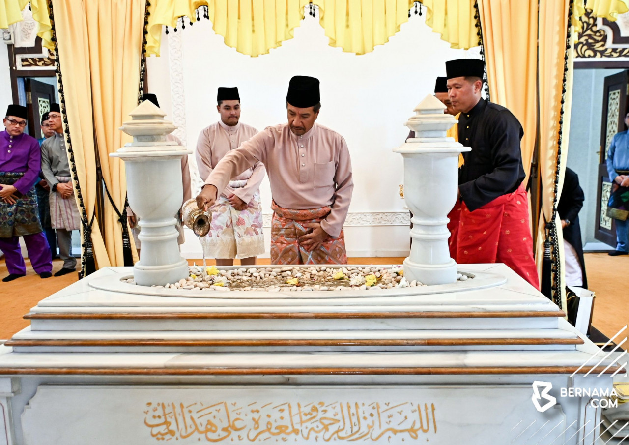 Sultan Terengganu Sultan Mizan Zainal Abidin berkenan menziarahi makam almarhum ayahanda baginda, Almarhum Sultan Mahmud al-Muktafi Billah Shah selepas menunaikan solat sunat Aidilfitri, di Masjid Al-muktafi Billah Shah, Ladang. – gambar BERNAMA