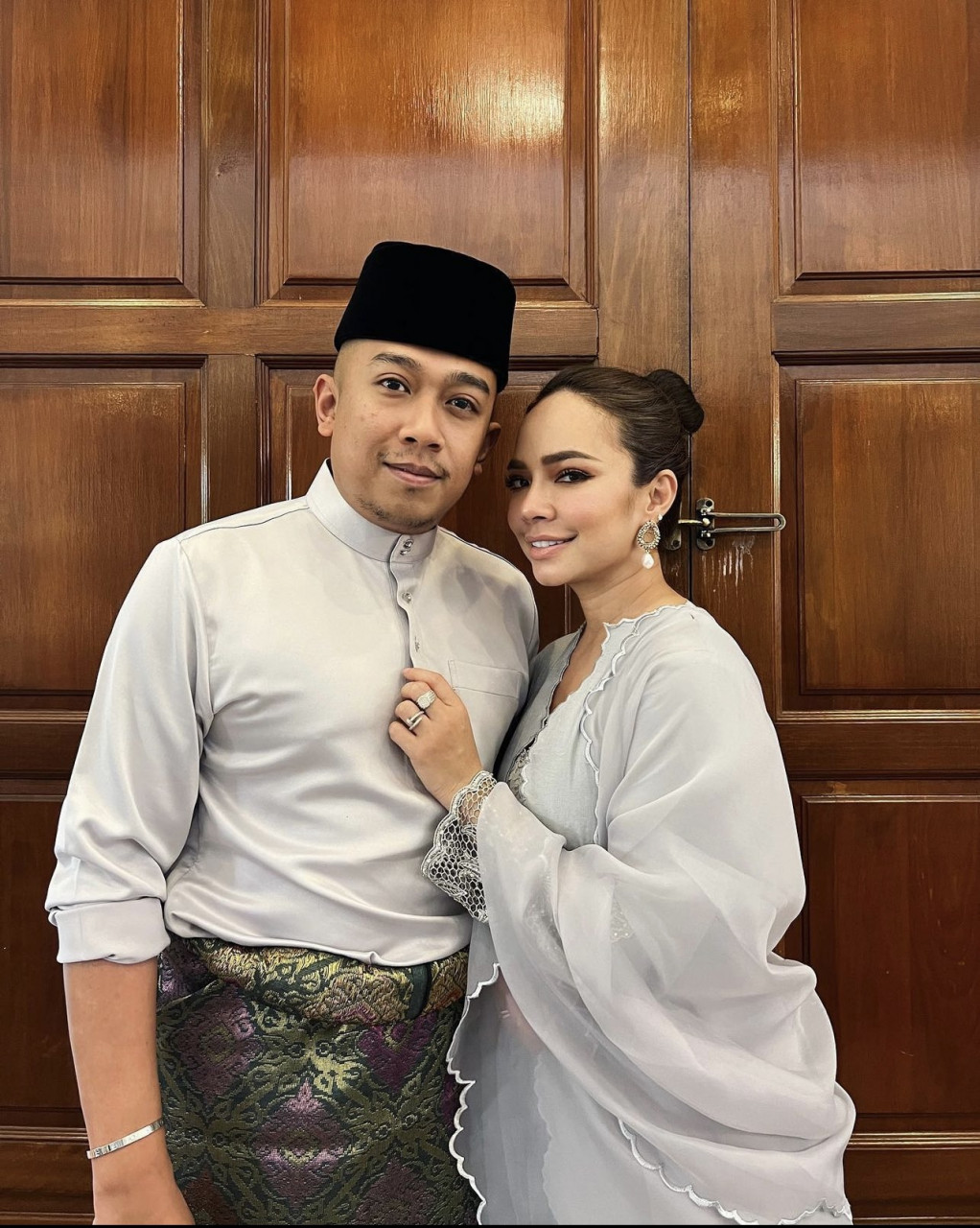 Bersama suami tersayang Mohamad Nedim Nazri. - Gambar Instagram
